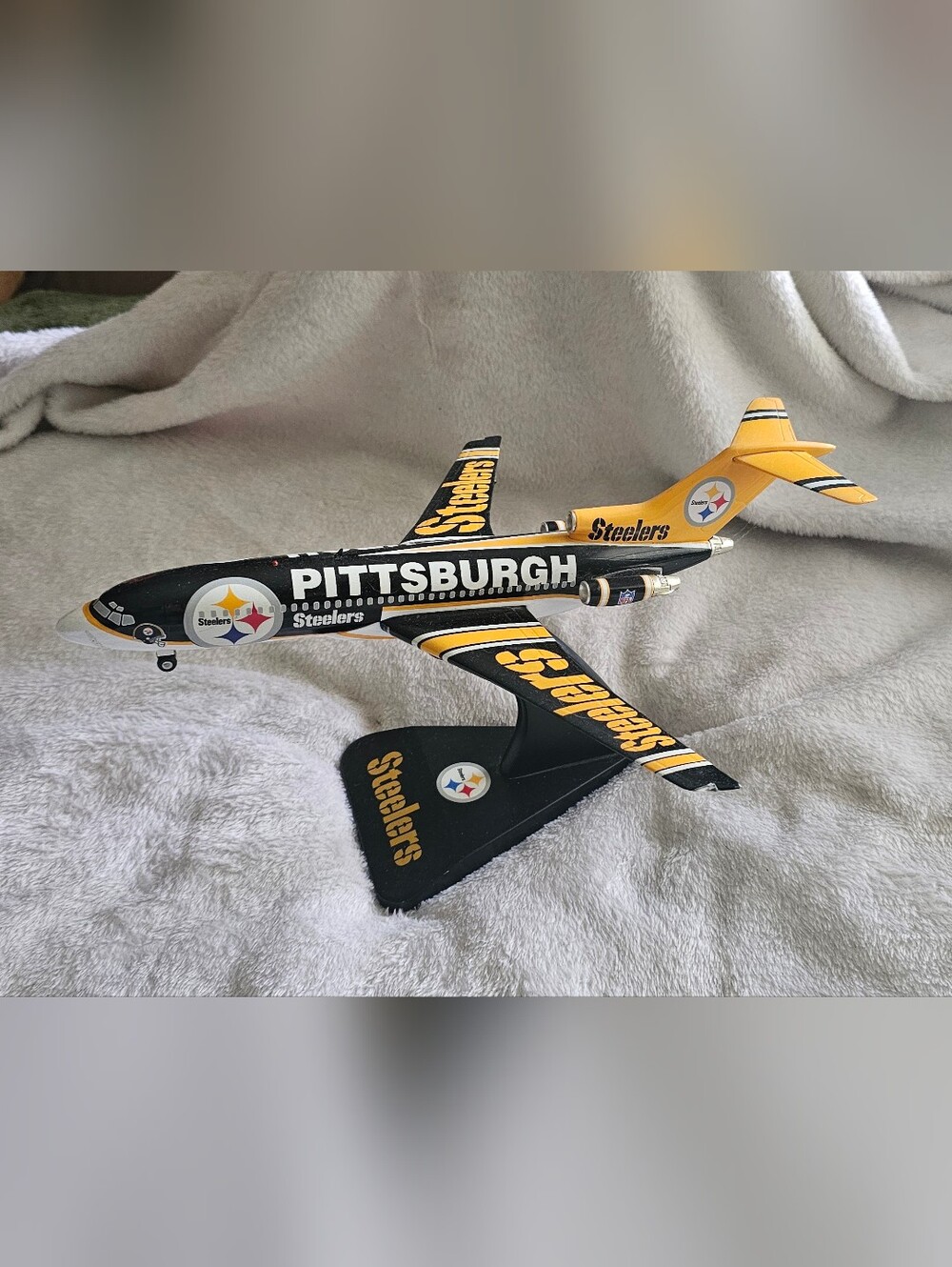 Pittsburgh Steelers Boeing 727-100 die-cast airplane